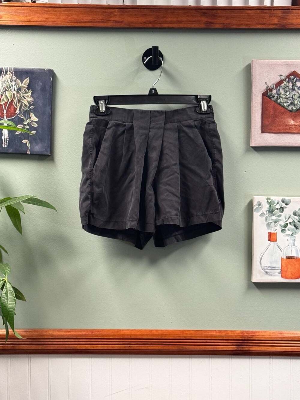 lululemon athletica Women's Pleated Mid-Rise Shorts